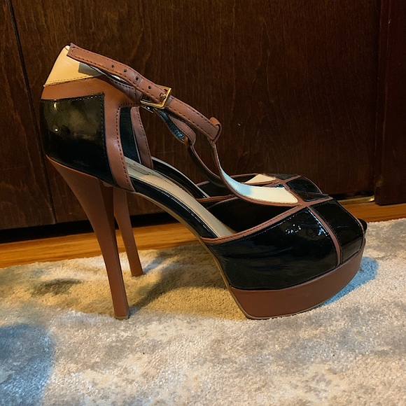 Geometric Monochrome Jessica Simpson Heels - Picture 2 of 2